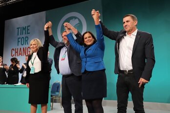 Michelle O'Neill, Oriol Junqueras, Mary Lou McDonald y Arnaldo Otegi, durante la conferencia del Sinn Féin.