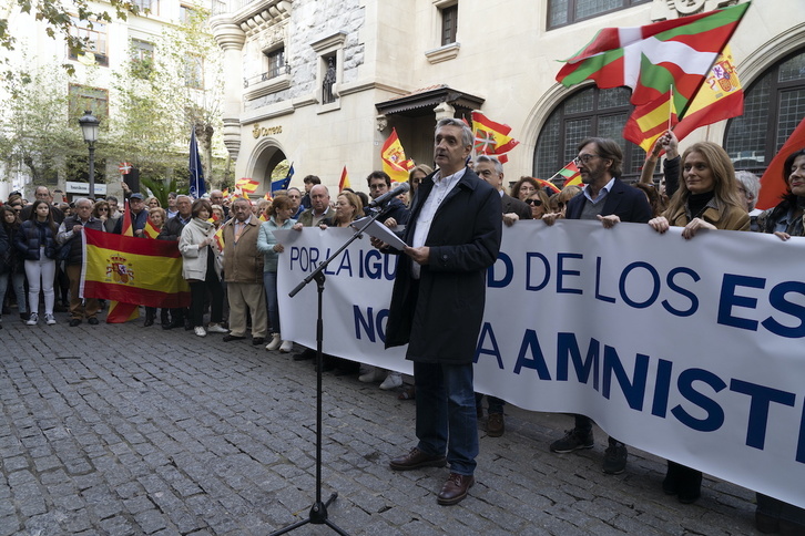 El periodista de TVE Miguel Ángel Idigoras lee el manifiesto en la concentración del PP en Gasteiz.