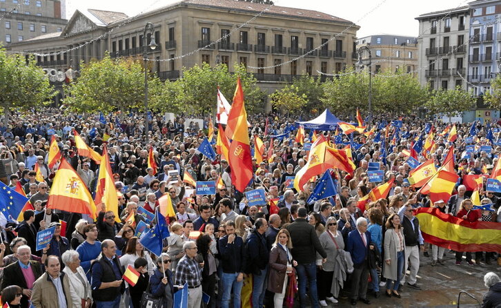 Concentración convocada ayer por el PP en Iruñea, en la que estuvo presente Vox y a la que UPN animo a acudir.