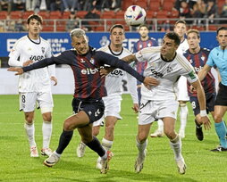 Stoichkov e Isaac en un lance del partido.