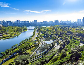 Haikou-ko (Txina) Meishe ibaiertzeko bidea eta Fengxian parkea. Berdeguneak 80 hektarea ditu eta bertan 13 km-ko pasealekua dago ibai ondoan.