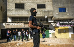 Arriba, palestinos observan los destrozos en las calles y visitan las tumbas de las víctimas tras una de las incursiones del Ejército israelí.