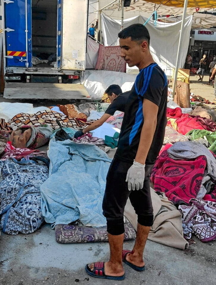 Cadáveres amontonados en el hospital Al Shifa, bajo asedio total.