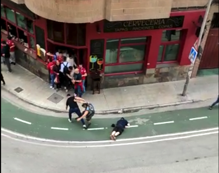 Aranburu, en el suelo tras la agresión sufrida en Soria, en un fotograma del vídeo que captó la agresión.