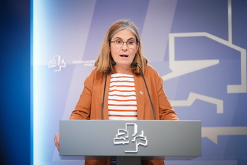 La portavoz de EH Bildu, Nerea Kortajarena, presenta la propuesta presupuestaria de su grupo.