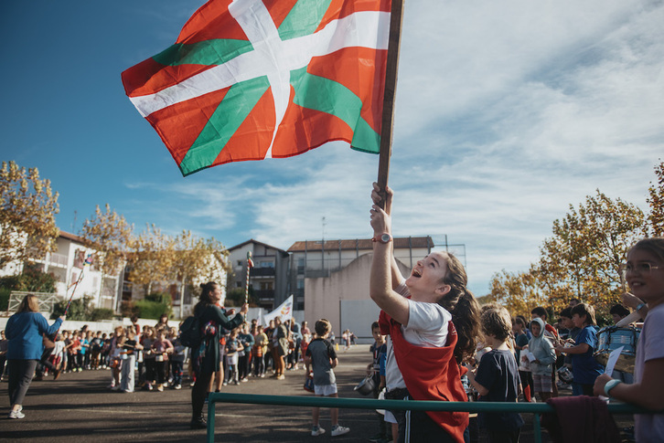 Hamarnaka haurrek danborra jo dute euskaltzale orori Beskoitzeko ikastolaren alde egin dezatela galdegiteko.