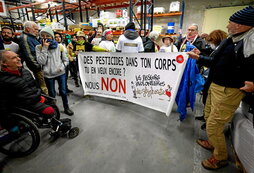 Protesta contra el glifosato realizada la pasada semana en un almacén de fitosanitarios en Carcassone.