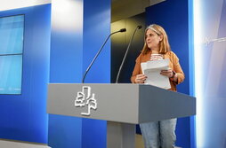 La portavoz parlamentaria de EH Bildu, Nerea Kortajarena, expuso las propuestas de su grupo para los presupuestos.