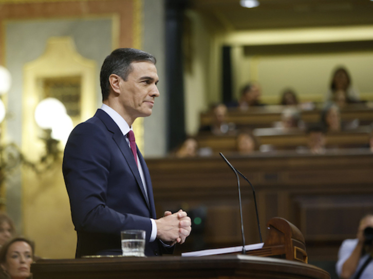 El candidato a la investidura, Pedro Sánchez, saludó en cuatro idiomas oficiales del Estadol