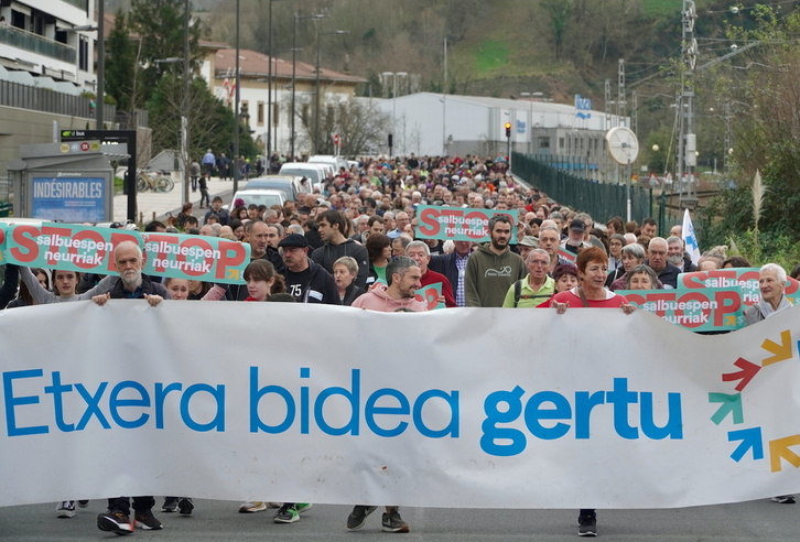 Sareren mobilizazioa Martuteneko espetxearen aurrean. Bertan bete du zigorraren azken zatia Armendarizek.