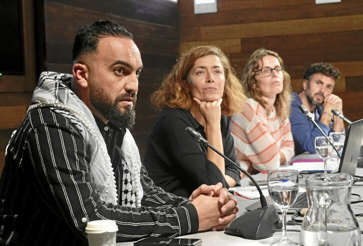 De izquierda a derecha, Mohamed Farajallah, Mónica Alonso, Bárbara Ruiz y Xabier Madariaga el martes en Donostia.