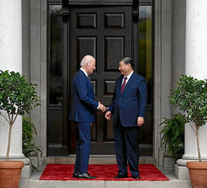 Joe Biden y Xi Jinping se saludan antes de la reunión.