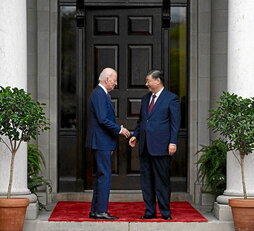 Joe Biden y Xi Jinping se saludan antes de la reunión.