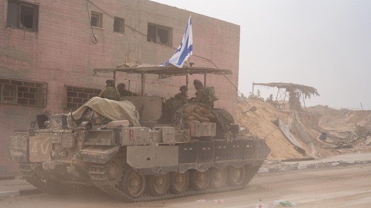 Tropas israelíes en territorio de Gaza, en una foto distribuida por su ejército.