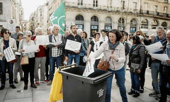 En mars, la fédération de soutien aux migrants Etorkinekin-Diakité affichait son rejet de la loi Immigration portée par Gérald Darmanin. (Archive)