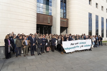 Concentración de jueces, fiscales y funcionarios de Justicia a las puertas de la Audiencia de Nafarroa.