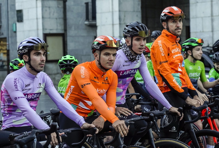 Mintegi, Berasategi, Alustiza e Iturria, antes de salir a rodar con los chavales de clubes ciclistas de Debaldea.