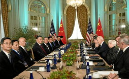 Imagen de la reunión entre Xi Jinping y Joe Biden, y sus respectivos equipos.