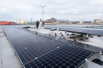 Placas solares sobre el tejado de la capitanía de puerto, en Angelu.