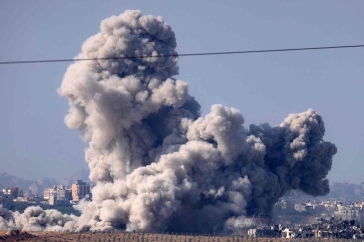 Columna de humo en Gaza tras un ataque aéreo de Israel. 