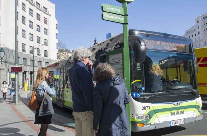 Una unidad de Bizkaibus, en Bilbo. 