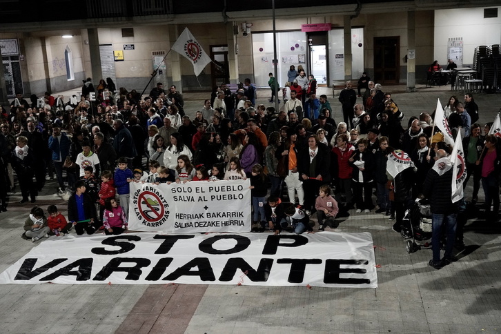 Las Carreraseko auzokideen protesta sahiesbiderako proiektuaren aurka.