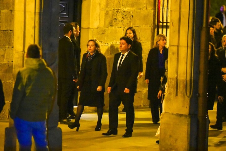 El alcalde de Zarautz Xabier Txurruka junto a la ministra Nadia Calviño y la diputada general de Eider Mendoza.