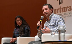 Lorena Pérez Osorio y Jorge Txokarro, durante la primera conferencia.