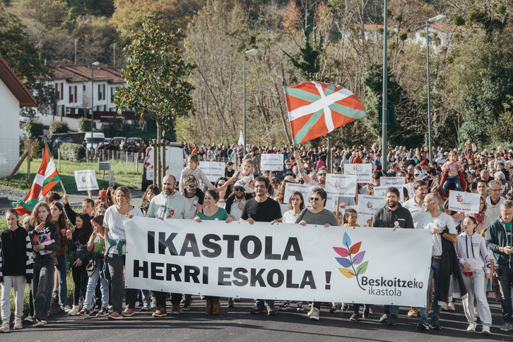 Pilota plazan hasiera eta amaiera izan duen martxak jende anitz bildu du