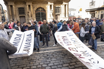 Los concentrados despliegan las pancartas frente al Ayuntamiento. 