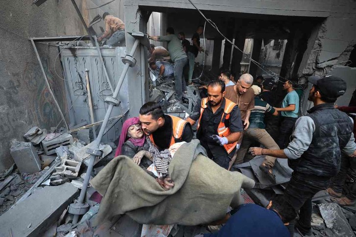 Rescatistas buscan sobrevivientes entre los escombros de un edificio bombardeado por Israel en Khan Yunis, en el sur de la Franja de Gaza.