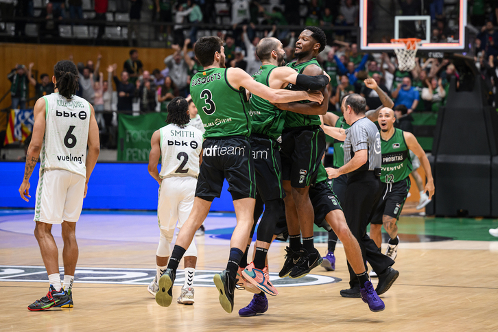 Los jugadores del Joventut celebran la última canasta que les ha dado la victoria.