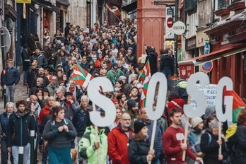 Gazako sarraskia salatu zuten ehunka lagunek azaroaren 4an Baionan.