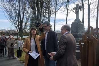 Homenaje celebrado el pasado marzo en Polloe. Se ve la cruz y debajo el recuadro en el que estaba la placa retirada.