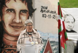 Pilar Garaialde, de Egiari Zor, tomó la palabra en la plaza de Errekalde.