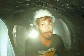 Imagen de uno de los obreros atrapados en el interior del túnel. 