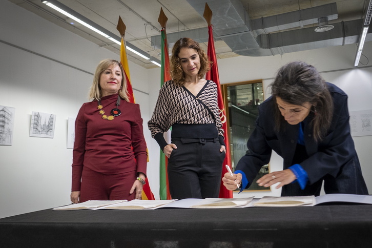 La consejera Nerea Melgosa firma la declaración ante la mirada de López Antelo y Ubasart. 