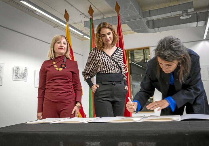La consejera Nerea Melgosa firma la declaración ante la mirada de sus homólogas Amparo López Antelo y Gemma Ubasart.
