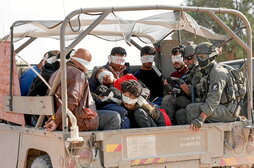 Palestinos capturados por soldados israelíes en la ofensiva terrestre sobre Gaza son trasladados fuera de la Franja.