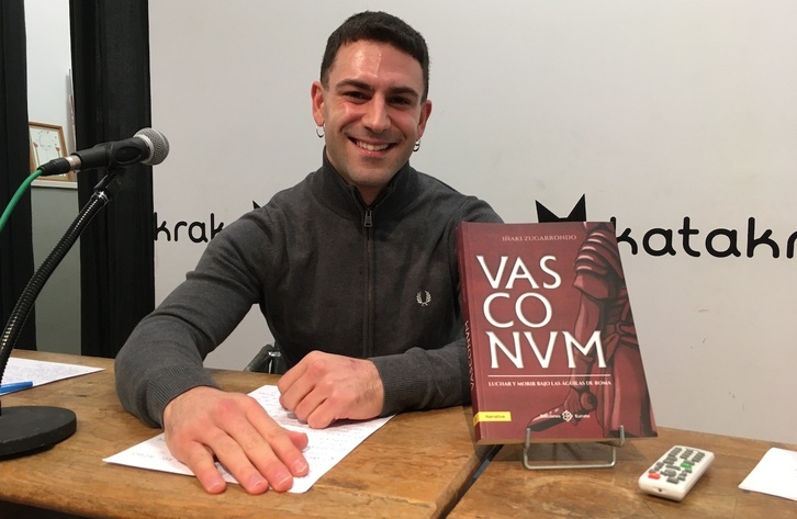 El escritor Iñaki Zugarrondo posa junto a su novela ‘Vasconum’.