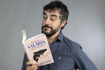 Yago Álvarez, con ‘Pescar el salmón’.