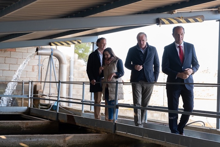 El presidente aragonés, Jorge Azcón, durante la visita a la depuradora de Tarazona el pasado lunes.