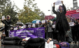 Protesta contra los feminicidios llevada a cabo en el Estado francés.