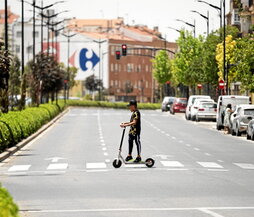 Una persona con un patinete.