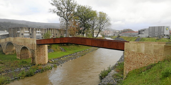 Puente del Mercadillo cruzando el Ibaizabal a su paso por Galdakao.