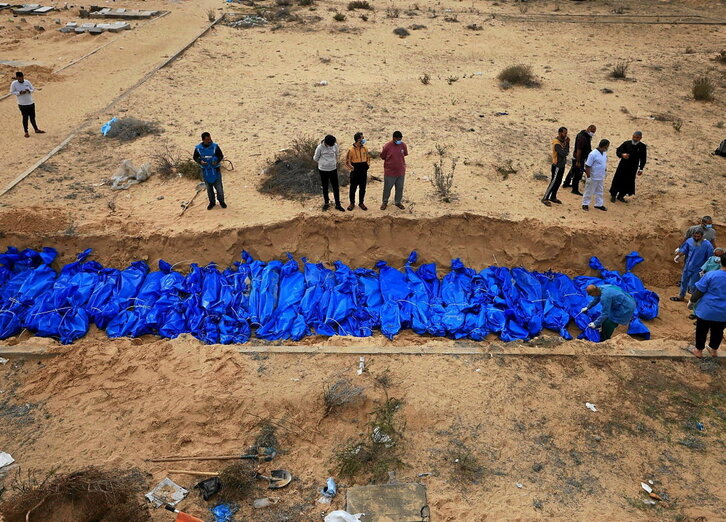 Decenas de víctimas en una fosa común en Jan Yunis, al sur de la Franja de Gaza.