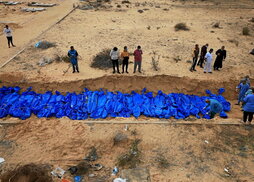 Decenas de víctimas en una fosa común en Jan Yunis, al sur de la Franja de Gaza.