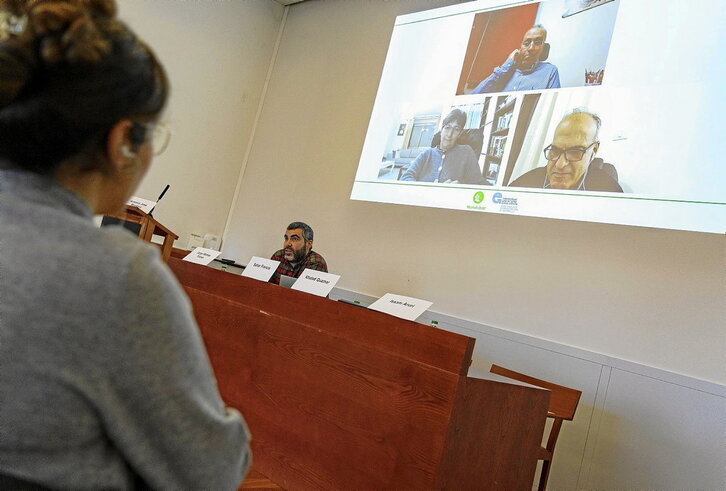 En la página anterior, un momento de la intervención por videoconferencia de Aruri, Francis y Quzmar. Arriba, una mujer llora por la muerte de un palestino en un ataque al campo de refugiados de Balata, en Nablús, Cisjordania.