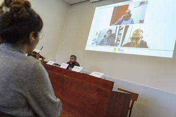 En la página anterior, un momento de la intervención por videoconferencia de Aruri, Francis y Quzmar. 