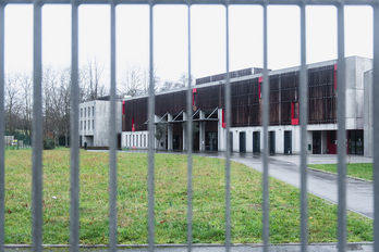 Vista desde el exterior del liceo Bernat Etxepare de Baiona.